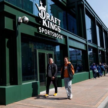 15a0ed07-97e0-4f6d-a2bf-198f2fa2c3c4 DraftKings Shutting Down Retail Sportsbook at Wrigley Field Due to Tax Hikes