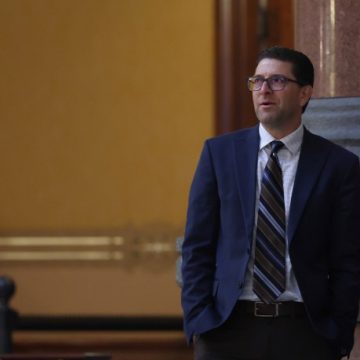 Illinois Lawmakers Face Legislative Challenges as Session End Nears