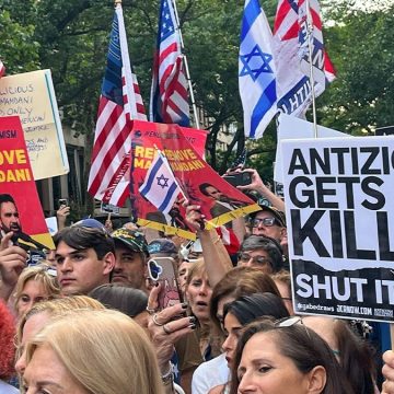 48af3afe-72aa-4848-b066-7624c51f465a Protesters Rally Against Mayor Mamdani in NYC