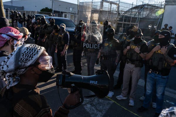 67e628ef-efdb-4ab3-b34e-71dc471dad1c Federal Agents Withdraw from Delaney Hall Protest Site