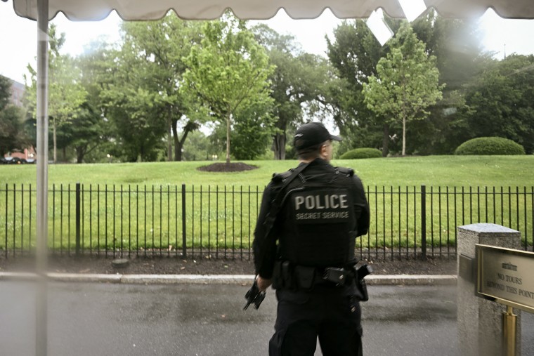 9e9b024a-bc7c-405c-8a27-1cff417be40b Gunfire Incident Near White House Leads to Brief Lockdown