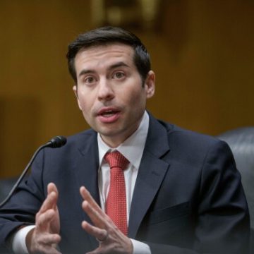 Fed Stays on Hold Amid Inflation Concerns and Internal Changes