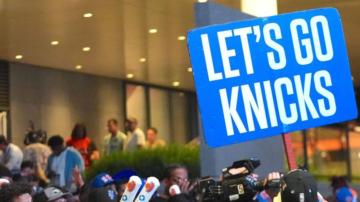 0bd37ae0-012d-4c57-b07e-e23f32589031 New York Knicks Celebrations and Unusual Fan Engagement
