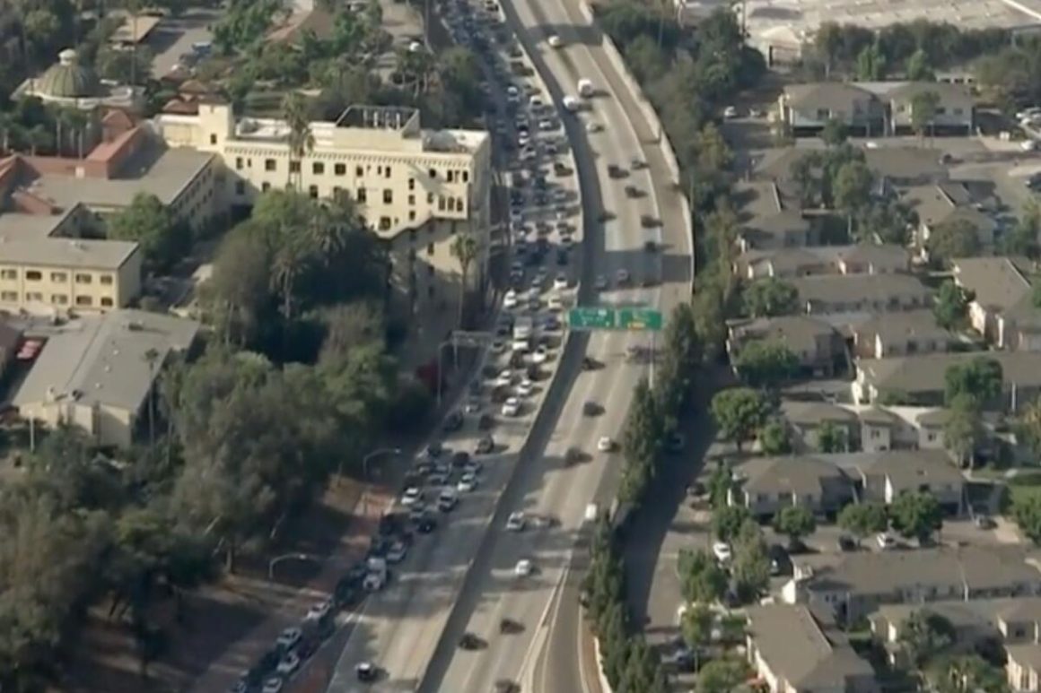 23f3be15-b94a-43cb-bdc5-499ea7f6ceac Police Activity Closes Northbound Lanes of 101 Freeway in LA