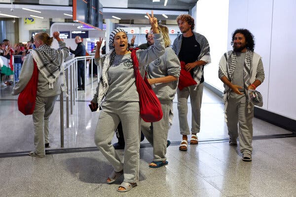 2de3fd89-89b1-495e-969f-814a83bbc83f French Prosecutors Investigate Treatment of Detained Activists