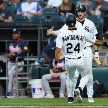 White Sox Triumph Over Braves and Reach First Place