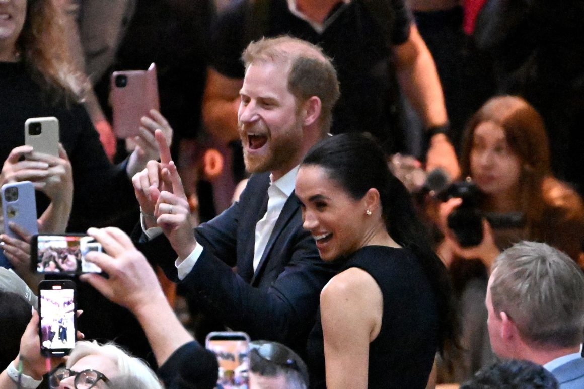 3cf3db56-fb03-4ac2-813c-774d92bf31c2 Harry and Meghan Support U.K. Social Media Ban for Children