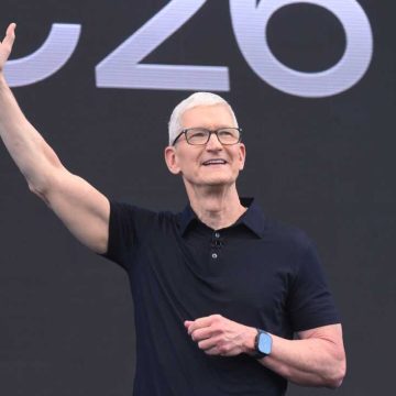 Apple Integrates AI into Siri Amid Leadership Transition