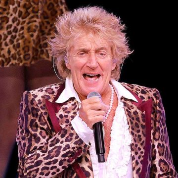 Rod Stewart’s Mid-Show Health Scare: Fans Concerned After Recent Concert Cancellations