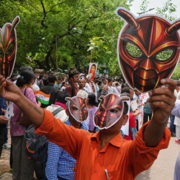 6727bfaf-18e7-4837-8547-7f6dd0a752a1 Protesters Demand Resignation of Education Minister in India