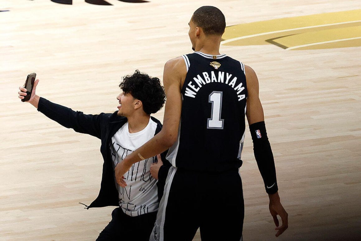 7117879c-6531-4213-86a5-66c1bcdd7fe1 Fan Interrupts NBA Finals to Snap Selfie with Victor Wembanyama