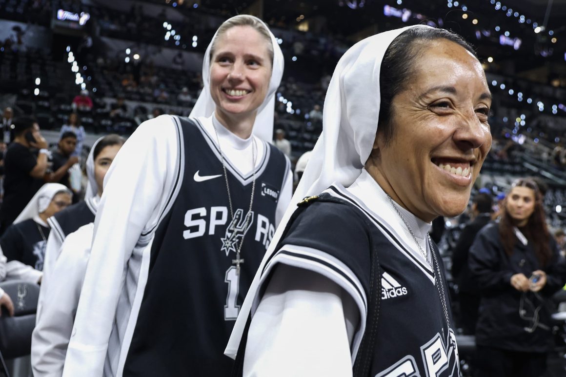 Knicks Take Fourth Quarter Lead Against Spurs