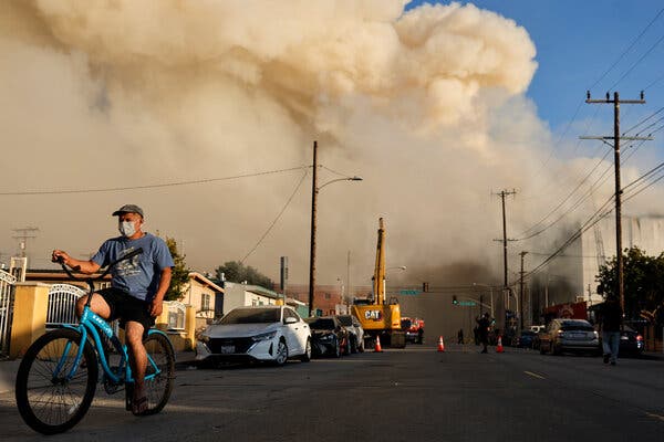 9c706351-e5d1-4aca-b7b9-208337c5d74f Warehouse Fire in L.A. Causes Smoke to Spread Across the Region