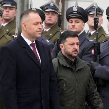 baaa5f5a-c85a-4ba4-ac7d-47b42c8264ed Zelenskyy Returns Polish Honor Amid Historical Dispute