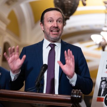 Senator Murphy’s $25 Minimum Wage Proposal Aims to Regain Voter Support
