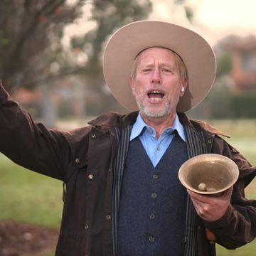 Australian Town Crier Becomes World’s Loudest Man