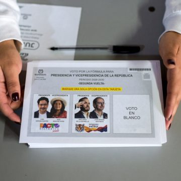 d9bdb67c-e3e4-48c2-8a25-0d7505727353 Colombian Presidential Runoff: Divided Electorate Faces Critical Choice