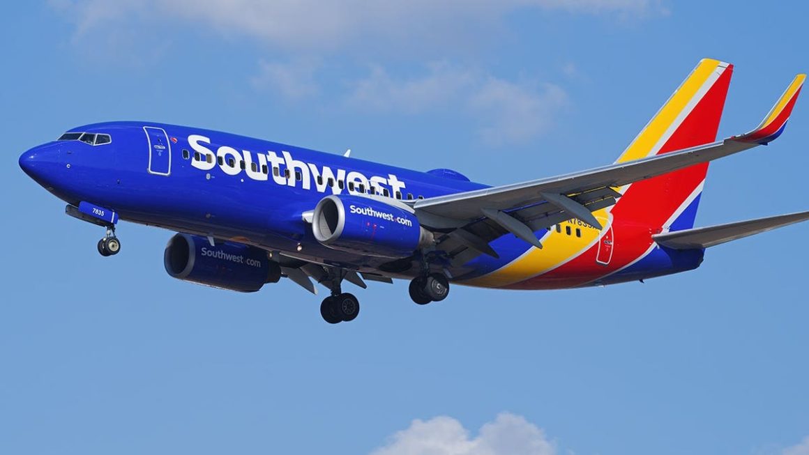 Pilot Retires on Final Flight Alongside Daughter Co-Pilot in Heartfelt Send-Off