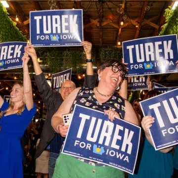Iowa’s Political Shift: Economic Struggles and Leadership Discontent