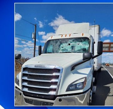 f86d0a13-4423-4ad6-ad38-ad6177d7fe63 United Airlines Plane Strikes Light Pole on New Jersey Turnpike