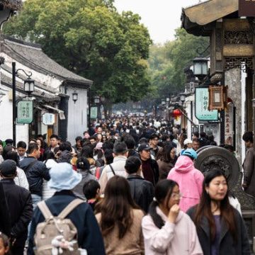 fc043366-0641-47ca-99d4-ffe984ac0a51 China Faces Challenges as Consumer Spending Weakens
