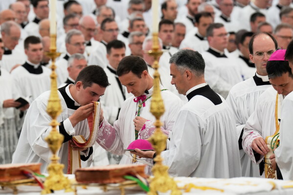 0248f1e4-d718-4896-9f3a-07d5985dd255 Traditionalist Catholic Group Defies Pope with Unapproved Bishop Consecrations