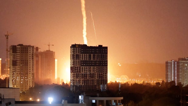 0f73c0b1-b5a9-4c37-8561-2ccebae92b3c Russian Missile Strikes on Kyiv Result in Fatalities and Injuries