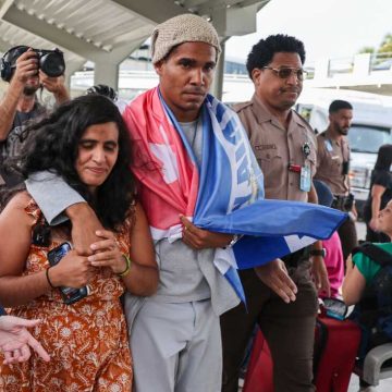 Cubaxan Dissident Luis Manuel Otero Alcántara Arrives in Miami After Release from Prison