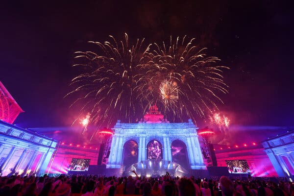 28aa6a53-f7da-4e8f-8843-f3d3e5ef738b Fireworks Cause Soot Marks on Brussels Museum Building