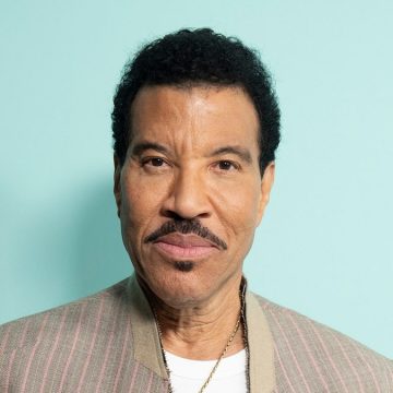 Lionel Richie Expresses Gratitude After Stage Health Scare