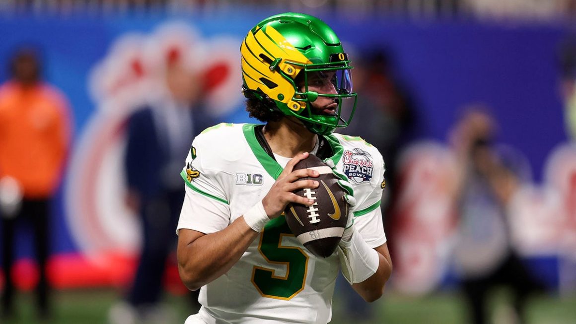 Oregon Ducks Quarterback Dante Moore’s Unique Huddle Practices