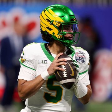 Oregon Ducks Quarterback Dante Moore’s Unique Huddle Practices