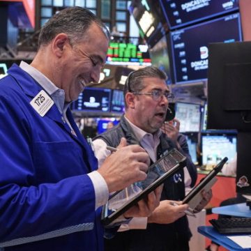 AI Stocks Impact Global Markets Amid Mixed Profits