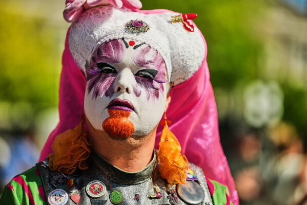 59a2afe7-6100-43c6-b9fd-bacc43adb0df Van Tragedy Halts Berlin’s Prominent LGBTQ+ Event