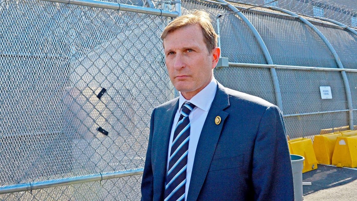 Controversy Over Sanctuary Cities’ Cooperation With Immigration Authorities