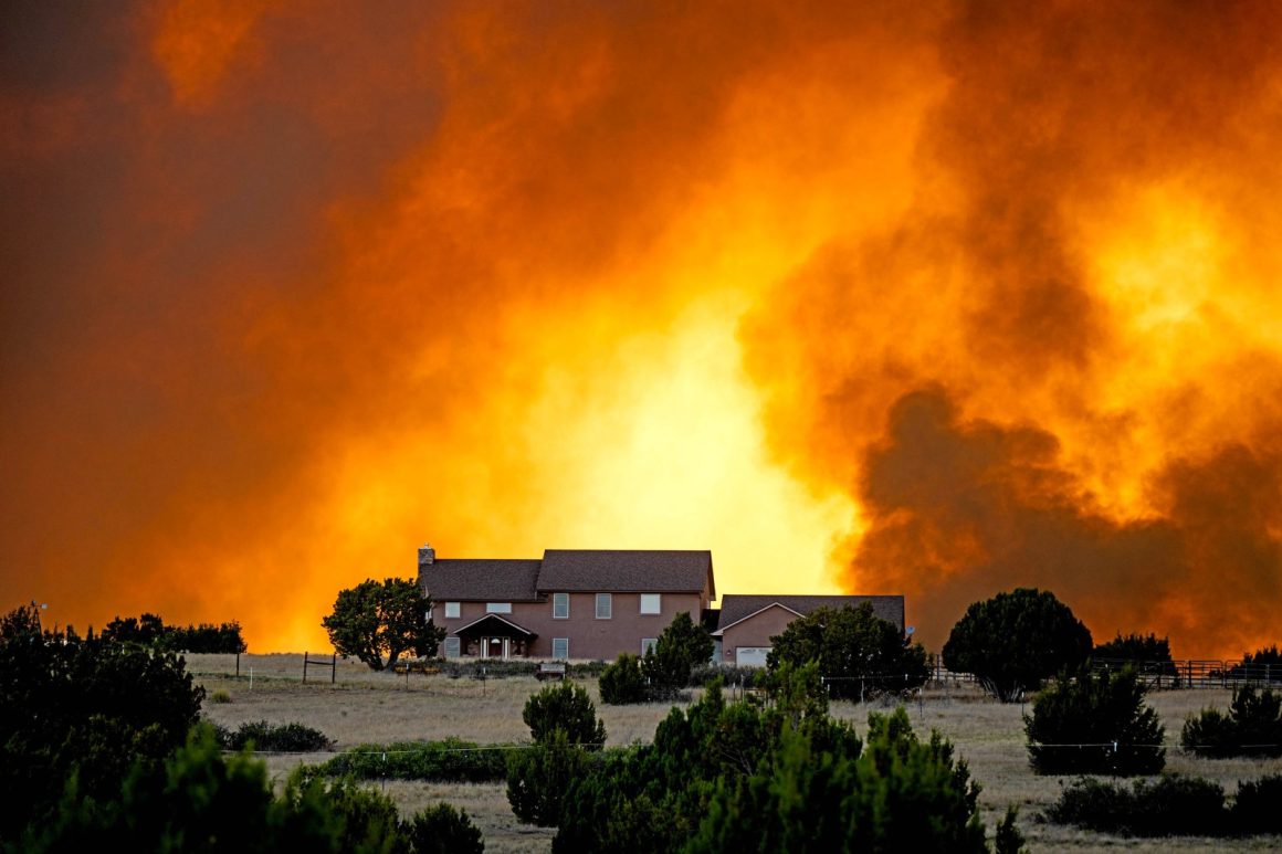 6e889799-af3f-47a6-a5b7-4ab5b378f0a7 Intense Wildfire Activity Rages Across U.S. Amid Extreme Conditions