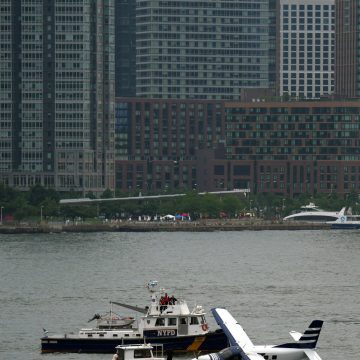 8a11f23d-1c50-4bd7-8757-355e0aab7ed7 Seaplane Crash in East River: All Passengers Rescued
