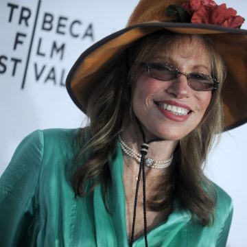Carly Simon Diagnosed with Parkinson’s Disease and Faces Health Challenges