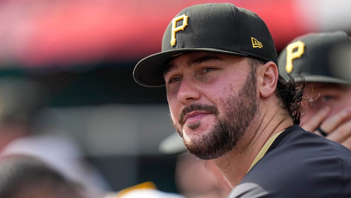 Pirates vs. Reds: A Game of Strategies