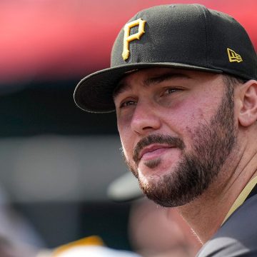 Pirates vs. Reds: A Game of Strategies