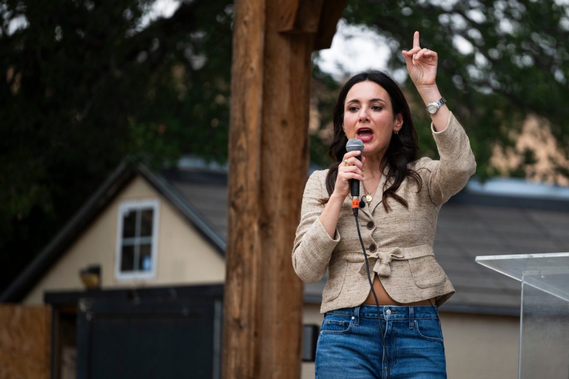 Tight Gubernatorial Race in Texas: Abbott vs. Hinojosa