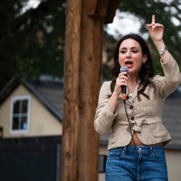 Tight Gubernatorial Race in Texas: Abbott vs. Hinojosa
