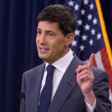 fe4d077f-59f2-4547-ac6d-b04bb5d9dc4d U.S. Employers Show Hiring Caution Amid Economic Challenges