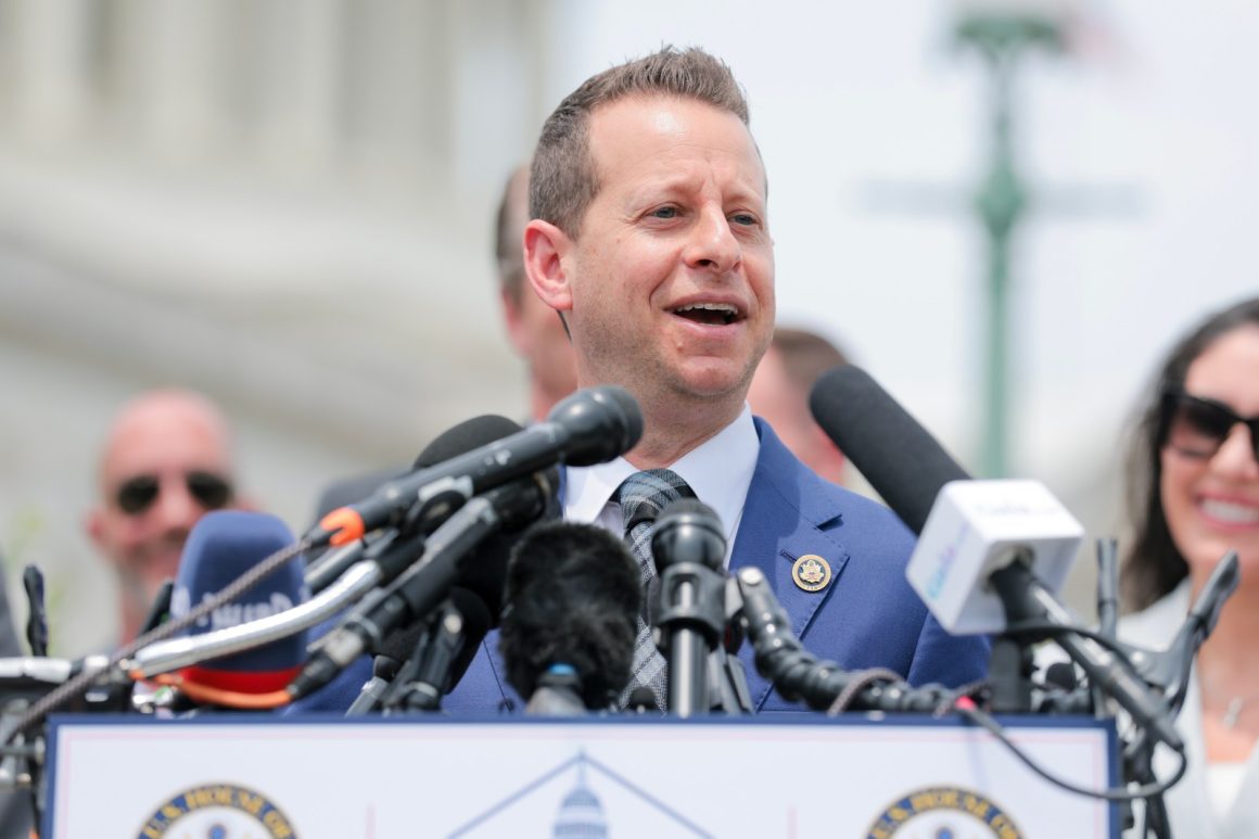 Democratic Leadership Faces Criticism Over Pro-Israel Stance Amid Changing Voter Sentiment