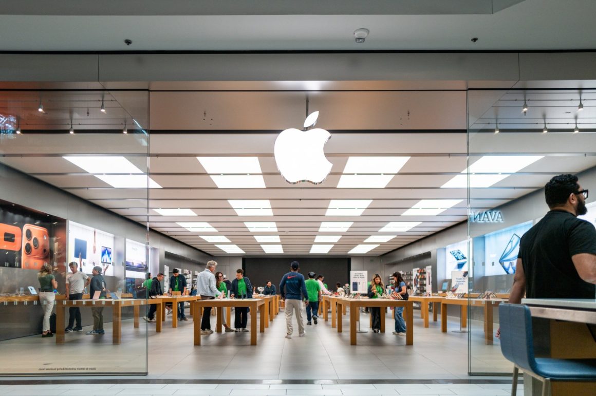 Apple’s Tariff Refund Impact on Q3 Earnings and Investment Strategies