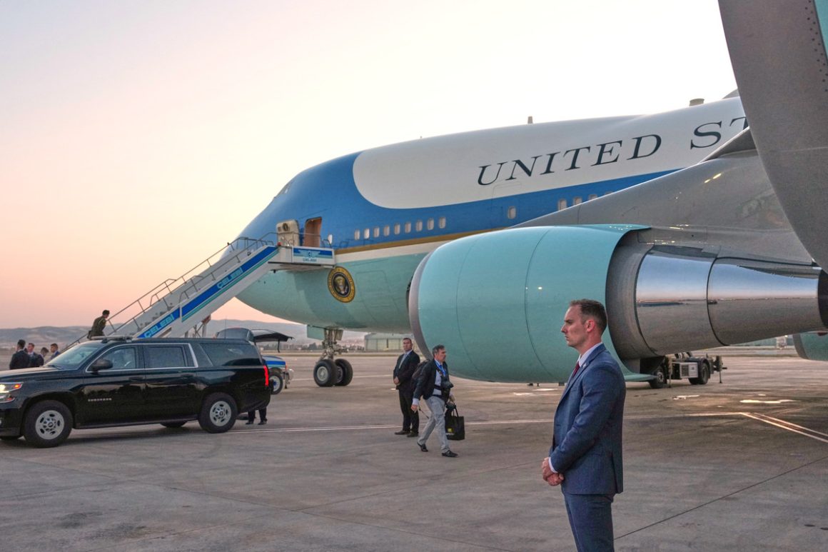Trump’s Secret Flight on C-32A and the Concerns over Air Force One Security
