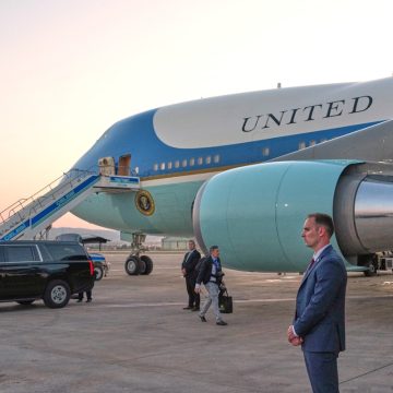 Trump’s Secret Flight on C-32A and the Concerns over Air Force One Security