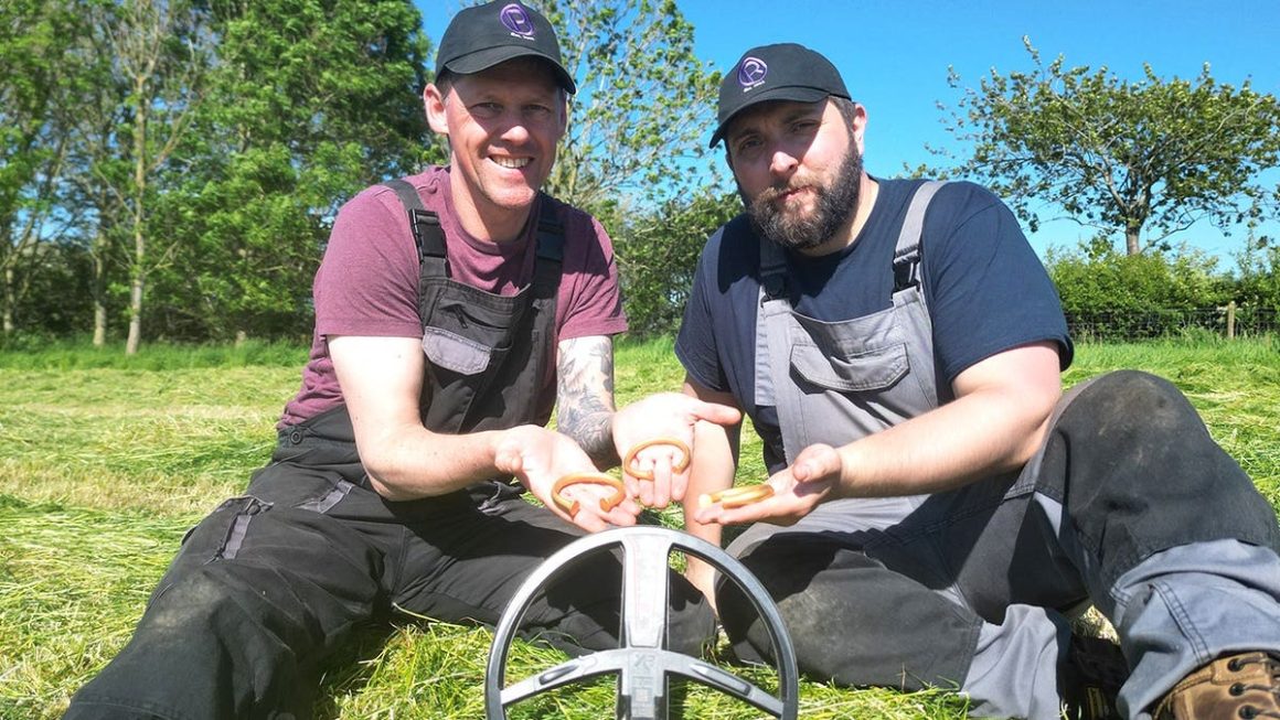 Treasure Hunters Uncover Bronze Age Gold in England