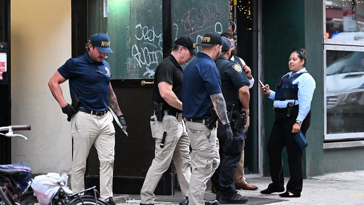 2c8257dd-9944-485f-b356-d1659497eb30 NYPD Officers Shoot Man with Knife in Manhattan