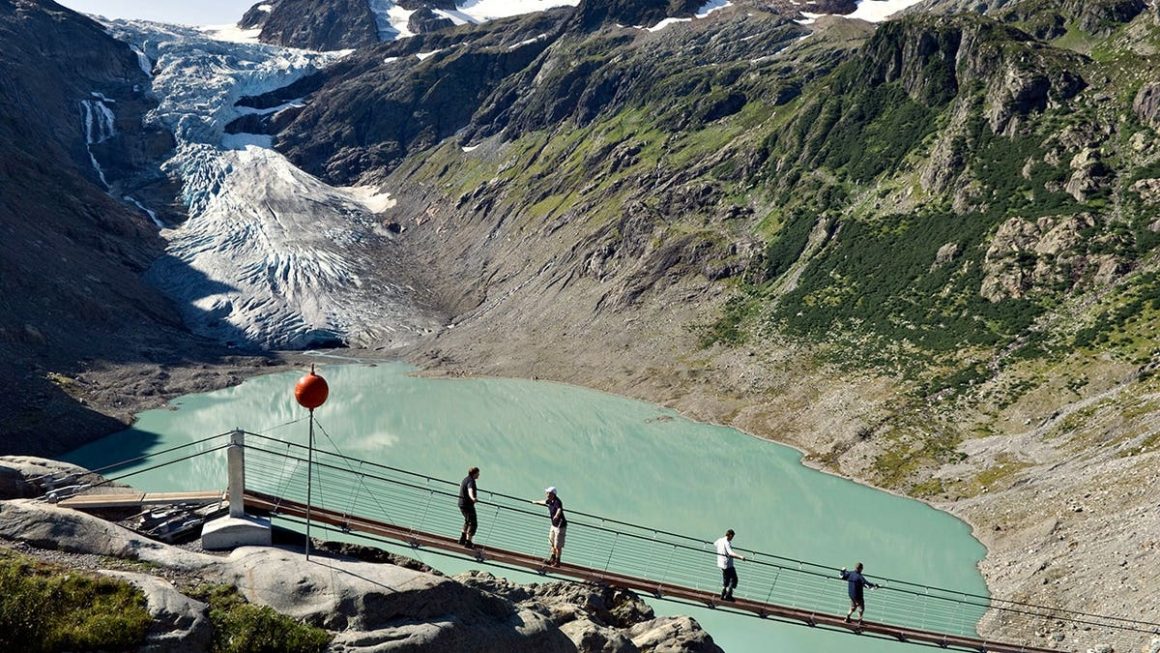 36088754-7d26-41a4-98e0-59e1c93bf29f Remains of Belgian Mountaineers Discovered in Melting Swiss Glacier